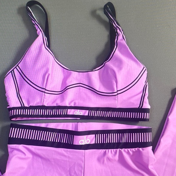 ALO Yoga Lilac/Purple Scoop-Back Sports Bra with Contrast Trim - Picture 4 of 5